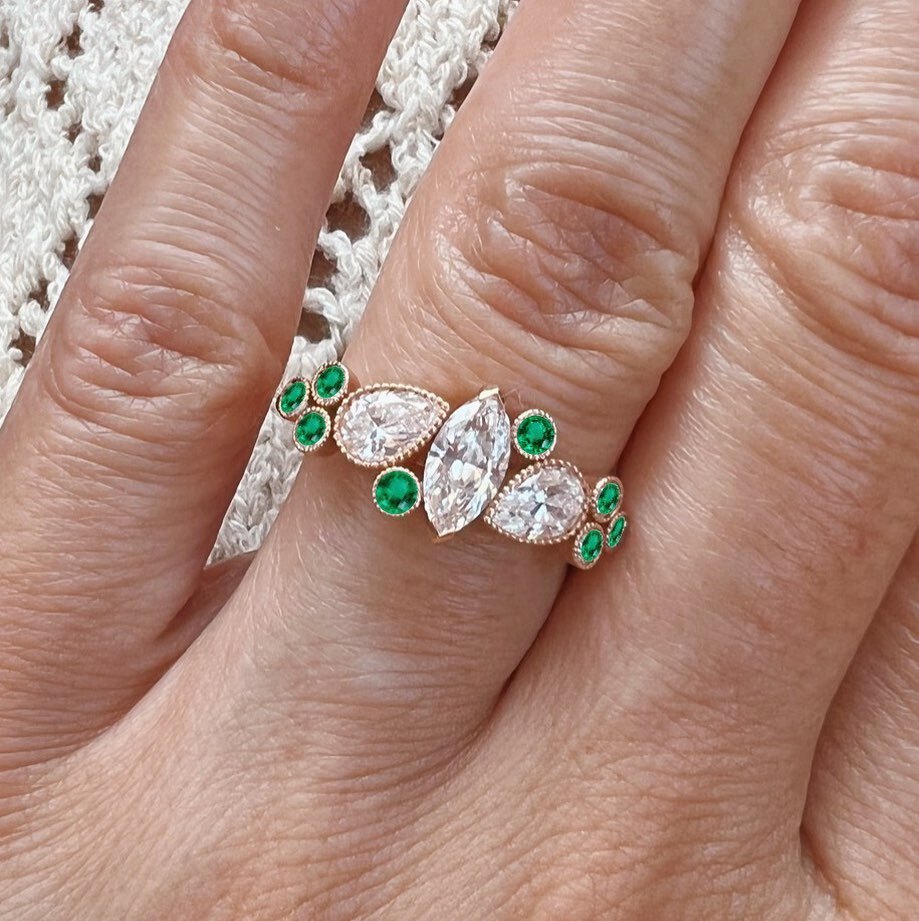 manal_paris's tweet photo. Bague Marquise 💫

Elle se décline avec les pierres de pavage de votre choix.

🤍 Diamants et émeraudes éthiques
💍 Or rose 18 carats recyclé 
🇫🇷 Made in Paris
💌 Éthique &amp; Écologique

#manalparis #joaillerieparisienne #fraichementretro #joaillerie #jewe… https://t.co/7bp23A3bJy https://t.co/oDus1EZEP8