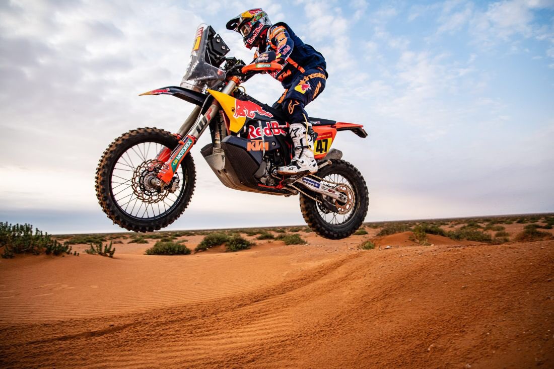 gatomotos's tweet photo. #Dakar2023 @kmbenavides ganó su segundo Dakar!! Resultado histórico con tres argentinos en el top 10: 1. Kevin Benavides 6.  @LBenavides77 10. @ffcaimi 
Así lo vivimos en vivo : 

https://t.co/vClLuOPyu8

@KTMArgentina #FuelUniverse #gatomotos https://t.co/doUURseylJ