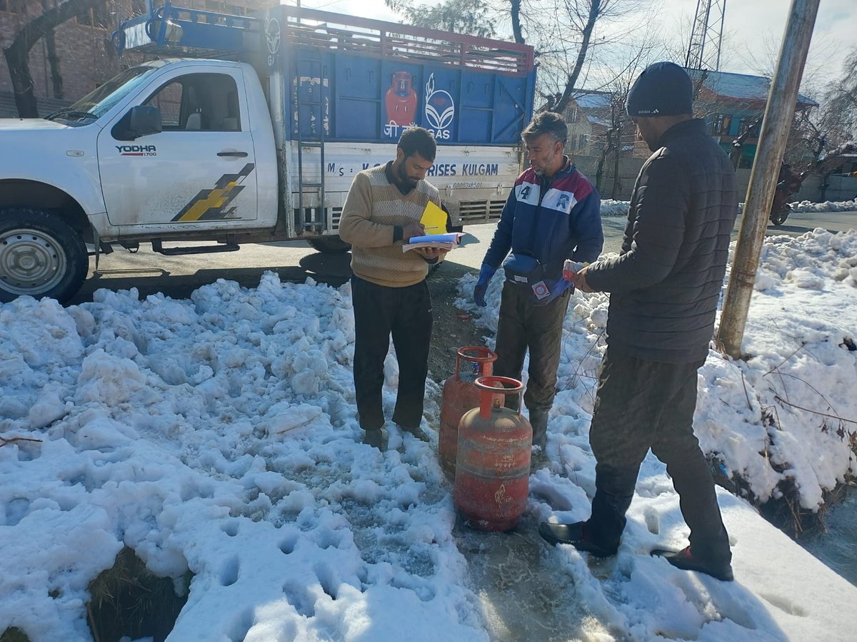 idreeswani79's tweet photo. HP Gas warriors, from KS Enterprises, Kulgam, Anantnag District, braving the harsh winter and snow, ensuring Convenience and Safety to our Customers.. Because We at HP Gas Care for our Customers !!
@HPCL @NikunjS77721466 @HardeepSPuri @Dharmendra_1967 @HPCL_JAMMU_LPG https://t.co/WfDGk6DEst