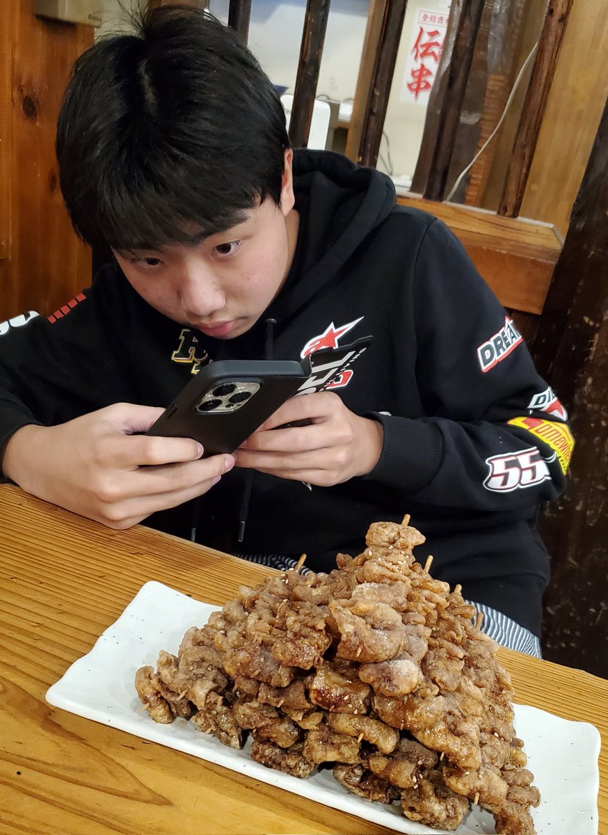 #伝串
#食べきれるかな？
#挑戦
#中学男子
#ピラミッド
自分で余裕だと頼んでびっくりしてます(笑)