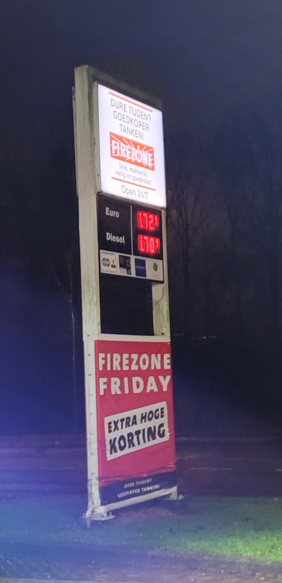 BMiddeljans's tweet photo. @FirezoneNL hoe kan dit?
Tankstation in Groningen,  de zuil geeft 1.72,9 aan, pomp 1 en 2 ook (deze zijn overigens buiten gebruik) en bij pomp 3 en 4(bij deze heb ik getankt) betaal je 1.75,9!! https://t.co/DWErs6WV0f