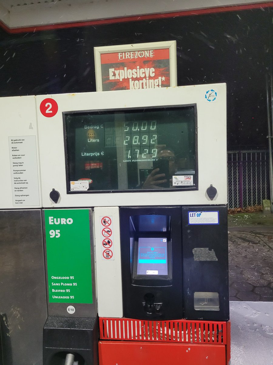 BMiddeljans's tweet photo. @FirezoneNL hoe kan dit?
Tankstation in Groningen,  de zuil geeft 1.72,9 aan, pomp 1 en 2 ook (deze zijn overigens buiten gebruik) en bij pomp 3 en 4(bij deze heb ik getankt) betaal je 1.75,9!! https://t.co/DWErs6WV0f