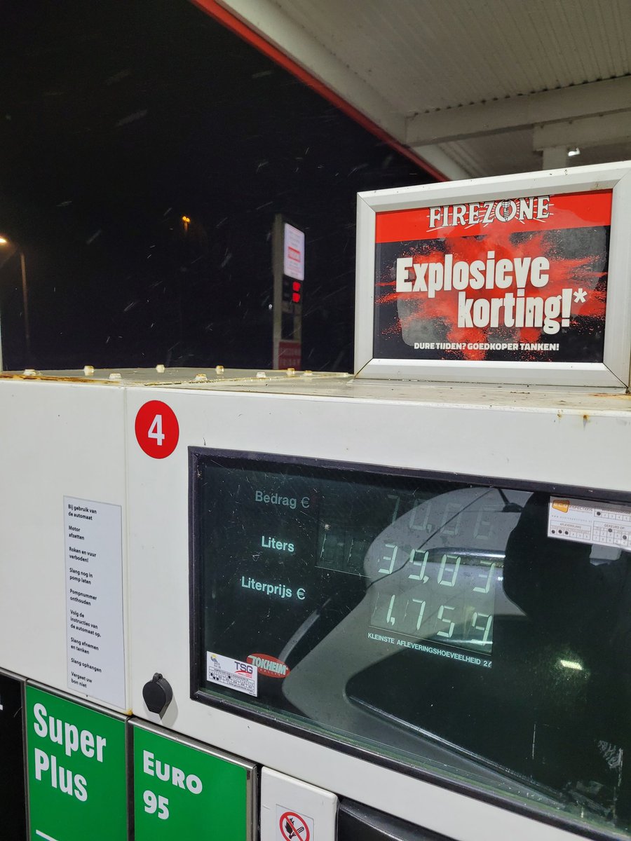 BMiddeljans's tweet photo. @FirezoneNL hoe kan dit?
Tankstation in Groningen,  de zuil geeft 1.72,9 aan, pomp 1 en 2 ook (deze zijn overigens buiten gebruik) en bij pomp 3 en 4(bij deze heb ik getankt) betaal je 1.75,9!! https://t.co/DWErs6WV0f