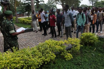 Ikiriho's tweet image. 🪖🇧🇮 #Burundi La @fdnbbi, très transparente dans le recrutement de ses futurs officiers. Passation ce samedi du concours d&apos;entrée à l&apos;académie militaire #ISCAM, 52è promotion. Au total, 1.122 candidats: 922 garçons et 200 filles. 

🔹691 Hutu, 
🔹226 Tutsi 
🔹 7 Twa
🔹200 Filles