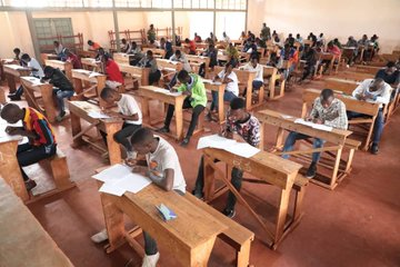 Ikiriho's tweet image. 🪖🇧🇮 #Burundi La @fdnbbi, très transparente dans le recrutement de ses futurs officiers. Passation ce samedi du concours d&apos;entrée à l&apos;académie militaire #ISCAM, 52è promotion. Au total, 1.122 candidats: 922 garçons et 200 filles. 

🔹691 Hutu, 
🔹226 Tutsi 
🔹 7 Twa
🔹200 Filles