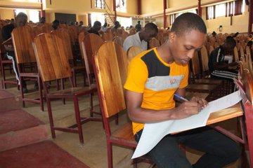 Ikiriho's tweet image. 🪖🇧🇮 #Burundi La @fdnbbi, très transparente dans le recrutement de ses futurs officiers. Passation ce samedi du concours d&apos;entrée à l&apos;académie militaire #ISCAM, 52è promotion. Au total, 1.122 candidats: 922 garçons et 200 filles. 

🔹691 Hutu, 
🔹226 Tutsi 
🔹 7 Twa
🔹200 Filles