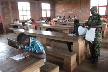 Ikiriho's tweet image. 🪖🇧🇮 #Burundi La @fdnbbi, très transparente dans le recrutement de ses futurs officiers. Passation ce samedi du concours d&apos;entrée à l&apos;académie militaire #ISCAM, 52è promotion. Au total, 1.122 candidats: 922 garçons et 200 filles. 

🔹691 Hutu, 
🔹226 Tutsi 
🔹 7 Twa
🔹200 Filles