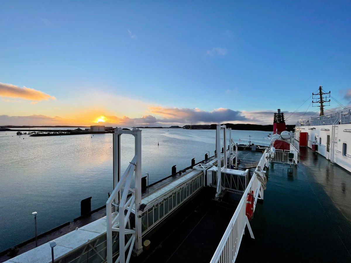 This morning's views from the bridge #lifeatsea ⛴️😊