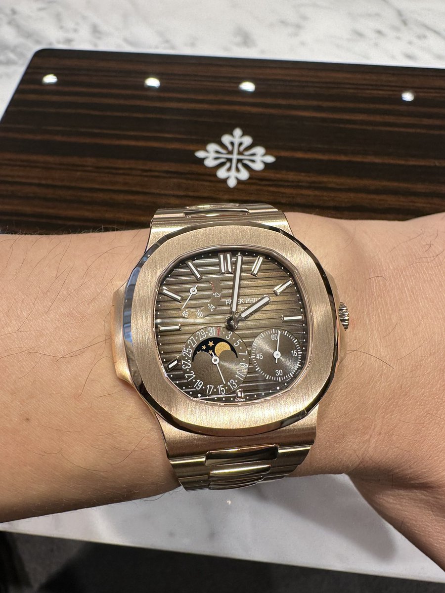 今年初の時計納品は、超大物がやってまいりました！！2022年10月に発表されたばかりの新作ノーチラス、5712/1R-001です。初めて正規店でパテックの時計を買ってから1年半で、新作ノーチラスを購入させていただけるとは感無量です。担当の方の後押しがあってこそ。ありがとうございます、大切にします！