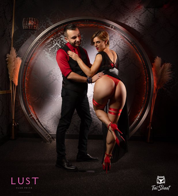 Mais quel soir&eacute;e hier soir immortalis&eacute; par @ShootTai au Lust club (45).  L'inauguration d'une nouvelle<a class="tags" target="_blank" title="On Twitter" href="/?out=eyJ0eXAiOiJKV1QiLCJhbGciOiJIUzUxMiJ9.eyJpYXQiOjE3MjgxNTc4NzksImlzcyI6InR3cG9ybnN0YXJzLmNvbSIsIm5iZiI6MTcyODE1Nzg3OSwiZXhwIjoxNzU5NjkzODc5LCJyZWRpcmVjdF91cmwiOiJodHRwczovL3R3aXR0ZXIuY29tL1Nob290VGFpIn0.1vFkJzCxECY9la6cJ1p04bVPFAtAShQSPi6600jSeKLBQ7hCFMNVgvAqims04RC30g6Bmt-as0sxptIPiDOBSw">@ShootTai</a><a href="/tag/glamour"class="tags"><span>#glamour</span></a><a href="/tag/caliente"class="tags"><span>#caliente</span></a><a href="/tag/bdsm%D9%90"class="tags"><span>#bdsmِ</span></a>