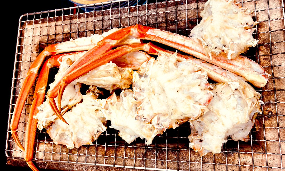 焼き蟹じゃ～🦀🦀🦀
香ばしい蟹の匂いがたまらんです🤤

これをカニ味噌に付けて食べると…………(*´ཫ`*)サイコー︎👍🏻