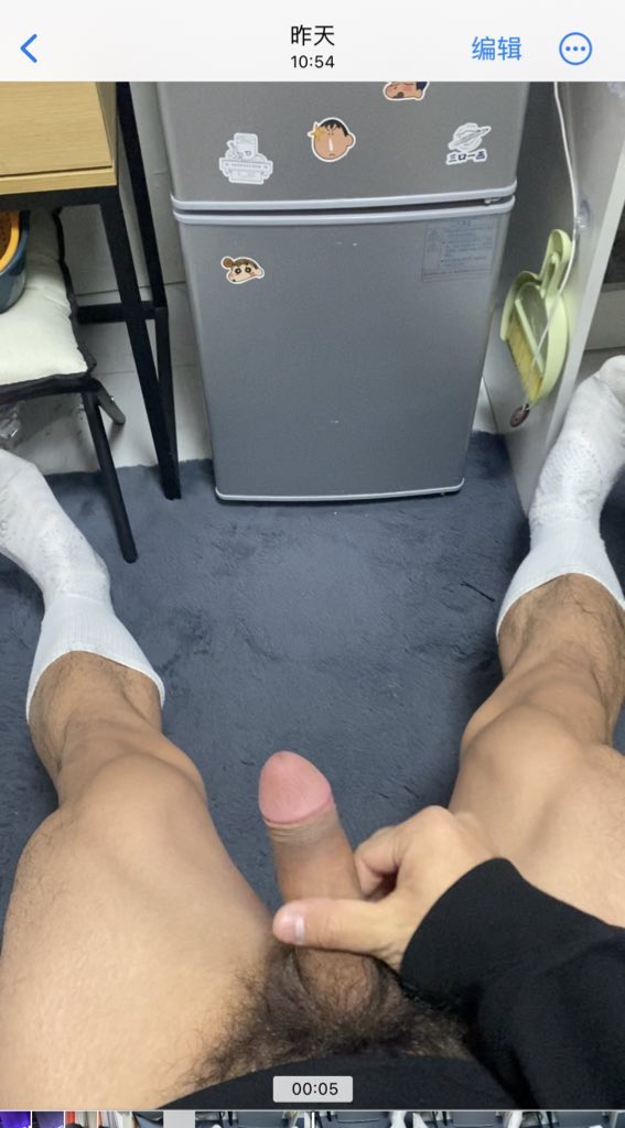 AQ81a's tweet photo. 穷玩车，富玩表，没钱我就玩玩🐦，躺在床上导一导，舒服一秒是一秒 https://t.co/ZKk56Gc7Y9
