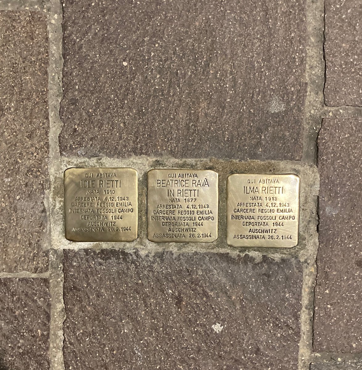 Thea e Flora, di 7 anni, hanno già pulito la pietra di inciampo di Oreste Sinigaglia in via Monzermone adottata due anni fa, e anche quelle di Iole e Ilma Rietti e di Beatrice Ravà, sempre in via Monzermone. Grazie alle bimbe e alle loro famiglie!