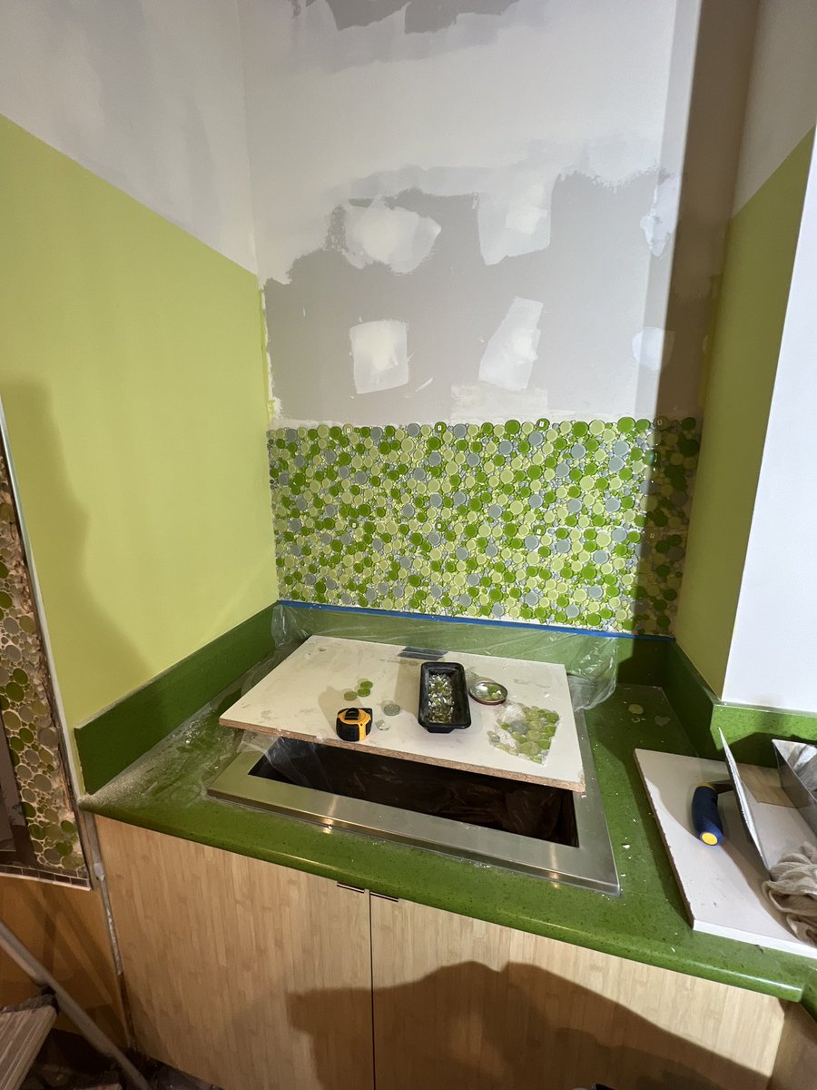 XanderSky's tweet photo. Not sure why I feel the need to share this but this puzzle of finding little pieces to fill the corners has turned into therapeutic #TileTherapy https://t.co/Co3GG40dty