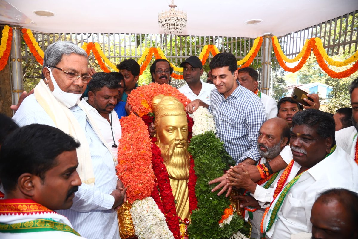 siddaramaiah's tweet photo. ಬೆಂಗಳೂರಿನ ಹಲಸೂರು ಕೆರೆ ಸಮೀಪದಲ್ಲಿರುವ ಕವಿ ತಿರುವಳ್ಳುವರ್ ಅವರ ಪ್ರತಿಮೆಗೆ ಮಾಲಾರ್ಪಣೆ ಮಾಡಿ, ಗೌರವ ಸಲ್ಲಿಸಿದೆ. 
ಶಾಸಕರಾದ @ArshadRizwan ಸೇರಿದಂತೆ ಅನೇಕ ನಾಯಕರು ಈ ಸಂದರ್ಭದಲ್ಲಿ ಜೊತೆಗಿದ್ದರು. https://t.co/eIgFAyTVvB
