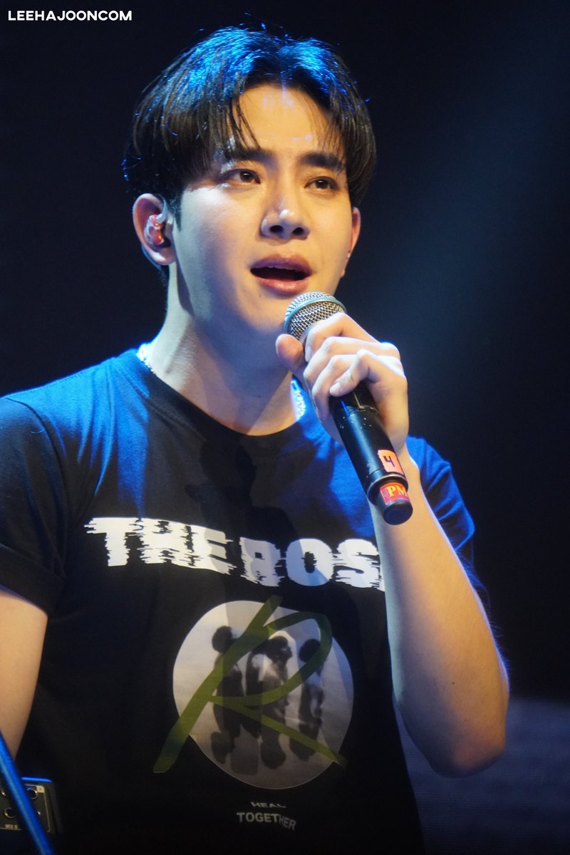 leehajooncom's tweet photo. 230114 The Rose in Manila
more Dojoon 🌹

#TheRose #더로즈 #TheRoseinManila #TheRoseHEALtour #박도준 #Dojoon https://t.co/UPtNju6Or3