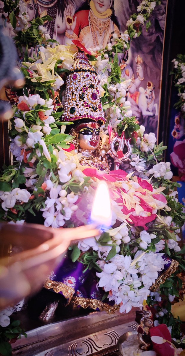 PeriniSandeep's tweet image. అమ్మా నీదయను కురిపించి
అడుగంటిన జీవితాలకు వెలుగులు నింపి
అభయ ప్రదాయనివై
అడుగడుగునా నాకు తోడుండేది నీవే అమ్మా
#Devotional #DevotionOfTheDay