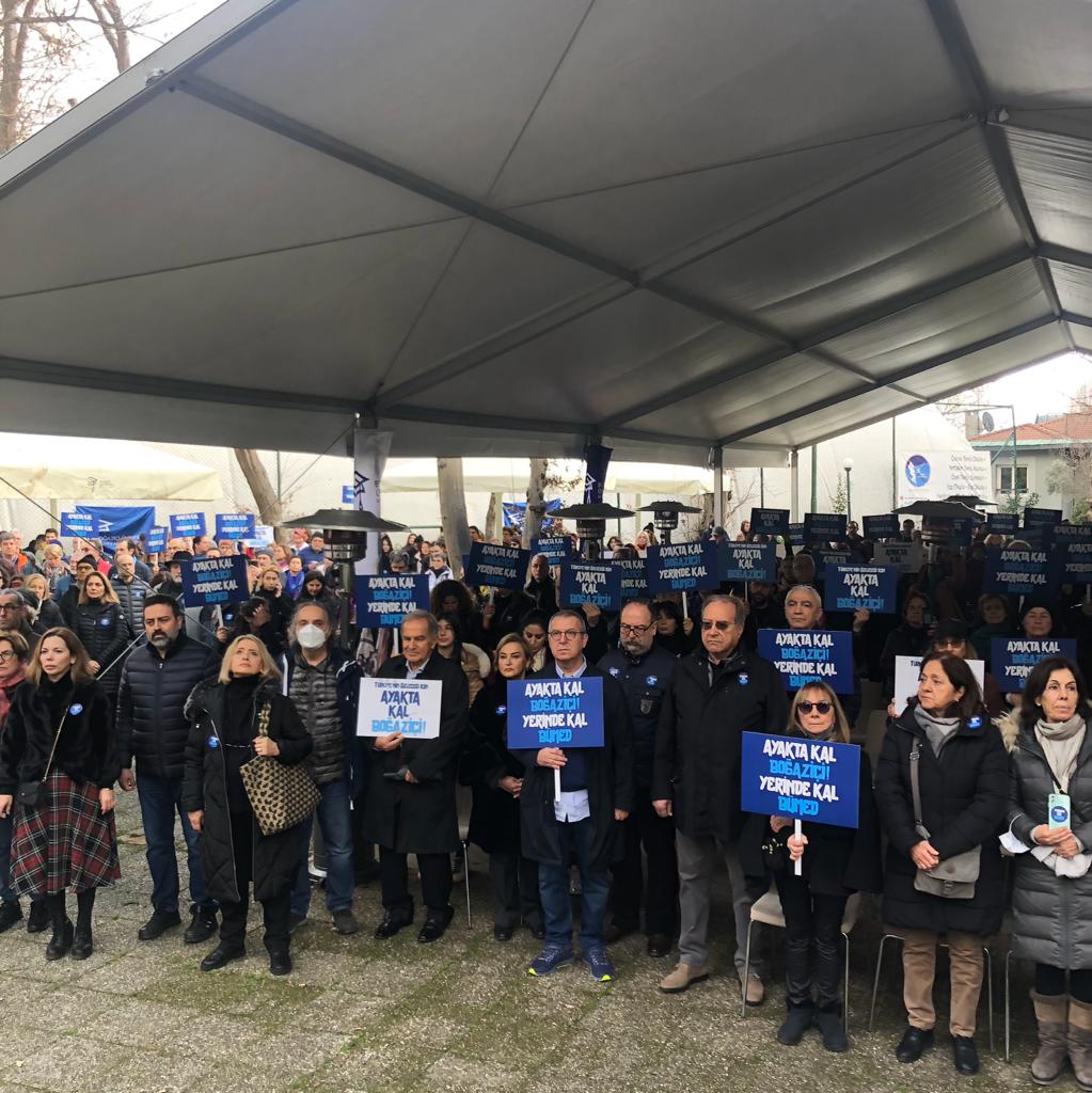 4144 mezunun 2.5 milyon dolarlık bağışıyla inşa edilmiş tesisimiz için toplandık! Okulumuz için öğrenciler, akademisyenler ve mezunlar olarak birarada olmak için
#AyaktaKalBoğaziçi #YerindeKalBÜMED 
diyoruz!