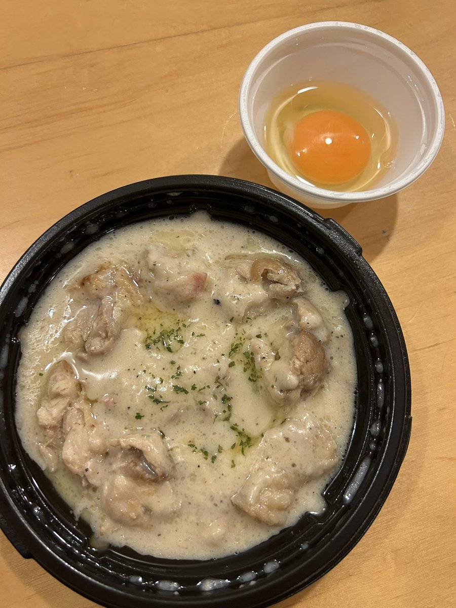 fukunekos's tweet photo. 気になってた松屋のごろごろチキンの濃厚カ���ボナーラをテイクアウトしてみた(^^)
ニンニクすごい！ https://t.co/IOzKAmy0In