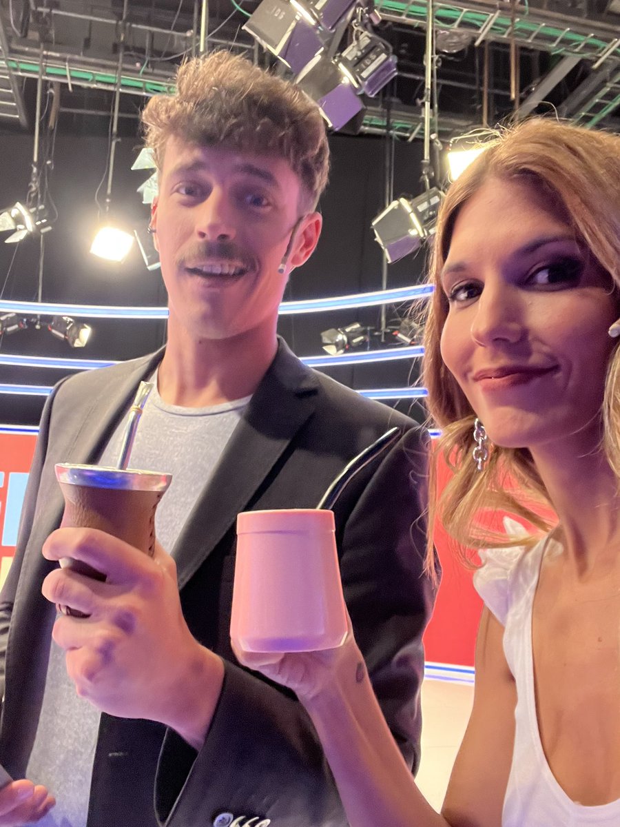 #biendedomingo <a href="/C5N/">C5N</a> 
Mate o café ?
Por acá mate! 👌 
<a href="/BrunoAversano/">Bruno Elías</a>