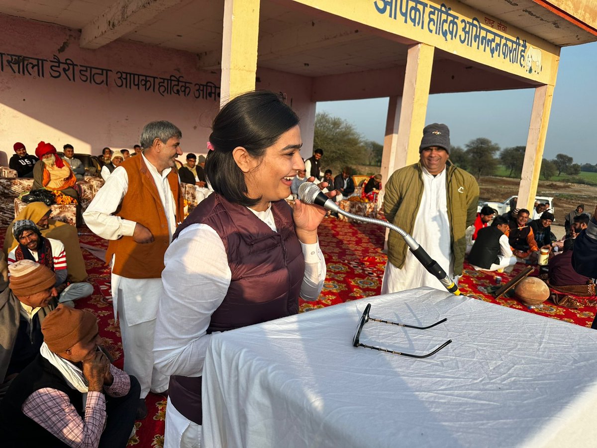 DoohanSonia's tweet photo. डाटा गाम के गऊशाला प्रोग्राम मैं
आज मुझे सकोरे मैं चाय दी गई https://t.co/5n446TrWjK