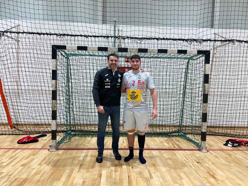 🤩 ¡Representación castellano-manchega en el Torneo 4 Naciones en #Hungria! 🇭🇺

✒️ El seleccionador <a href="/Jabato17/">Javier Fernández</a> y el jugador Carlos Ocaña afrontan hoy con los #HispanosJuveniles su último encuentro 🆚 Eslovenia 🇸🇮

¡Mucha suerte! 🍀