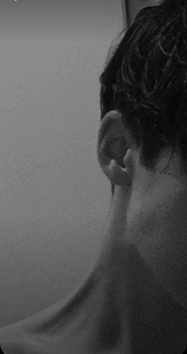 Не перебивай мою тишину — она ни при чëм. 
Мы стали другими. 
Любовь оказалась моим палачом. 

Друг друга забыли, простили, остыли, такие дела. 
А тонкая леска нечаянно сердце в клочья разорвала.