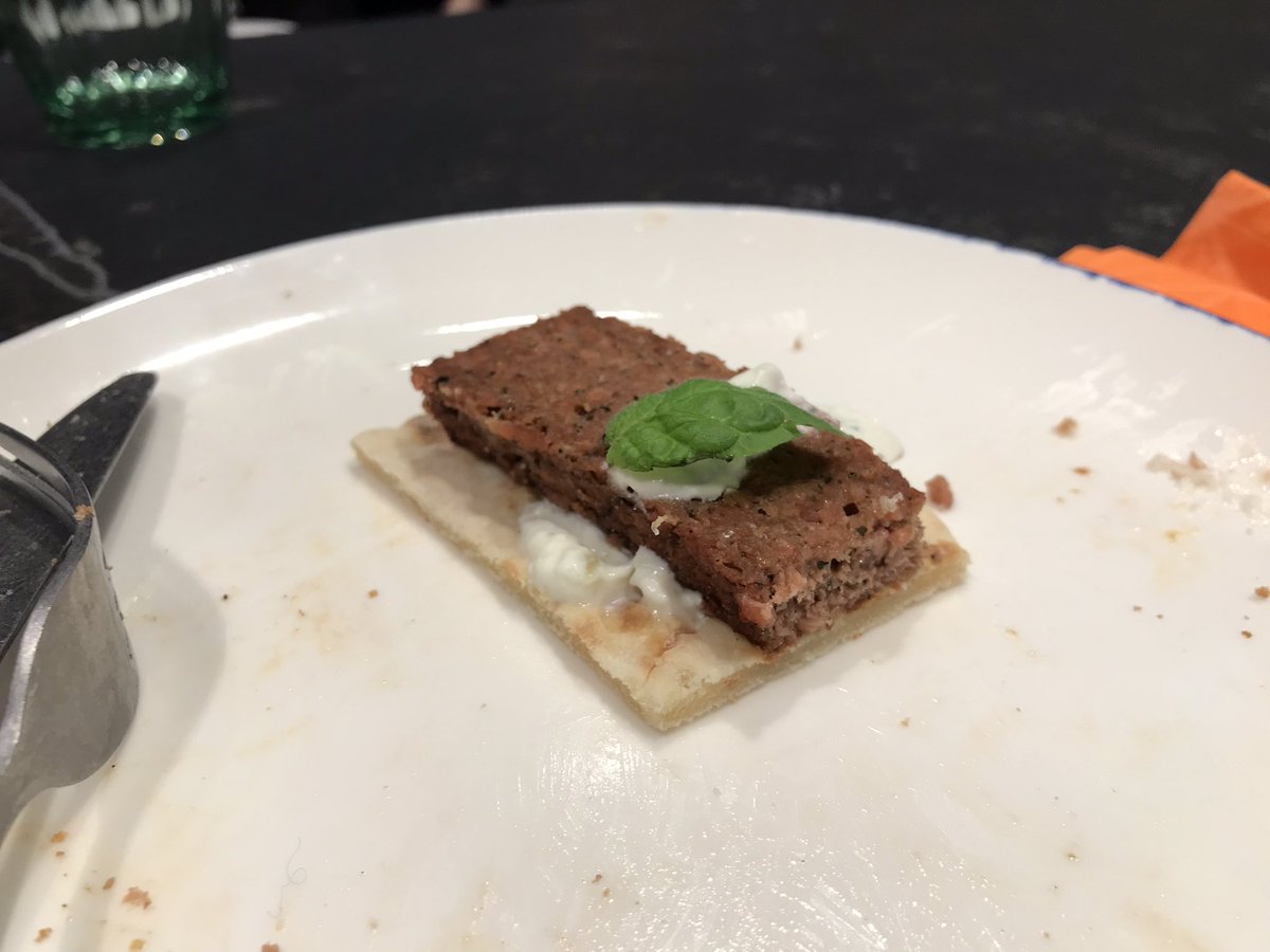 Perjantaina <a href="/ylenews/">ylenews</a> kertoi 3D-printatusta lihasta, johon ei ole käytetty lainkaan eläinproteiinia. Pääsin maistamaan tuotetta jo lokakuussa Kespron tuotekehityskeittiö Foodsterissa. Aivan kuin normilihaa! Tuote on Kespron valikoimissa. #liha #ruoka #ravintola #vastuullisuus