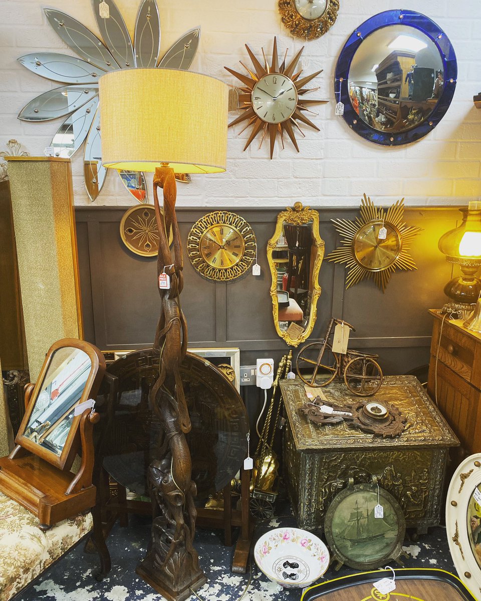 astraantiques's tweet image. This lovely wall of retro clocks,mirrors and lighting are a perfect retro inspiration for those like minded mid cetury lovers. #unit123 #retroclocks #retromirrors #retrolighting #midcenturyfurniture #midcenturyhome #allin #retrovibes #starburstclocks #abitofbrass #homes