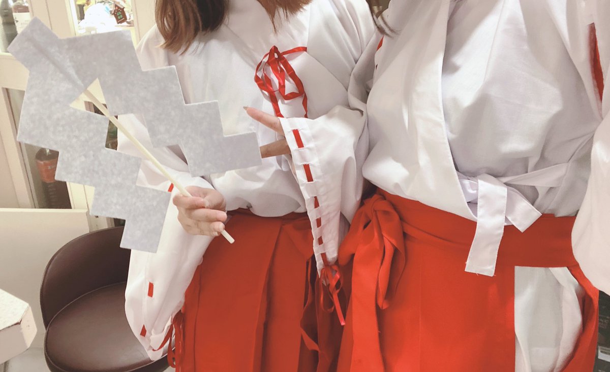 colletgames's tweet photo. ゆな@yuna_collet 
ちぃ@chi_i1229 
巫女コスプレでお待ちしております✨✨
たくさんカードゲームしましょう！！！ https://t.co/Q8bHUxbtoS