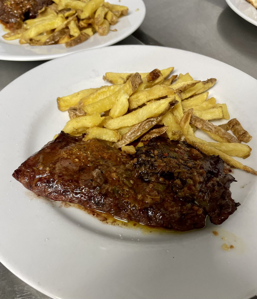 Broker_madrid's tweet photo. El menú de Broker siempre tiene dos opciones de carnes a la brasa y otras dos opciones compatibles con dieta baja en calorías. reserva https://t.co/gzMN2cNcQM https://t.co/41vxBsGEJ2