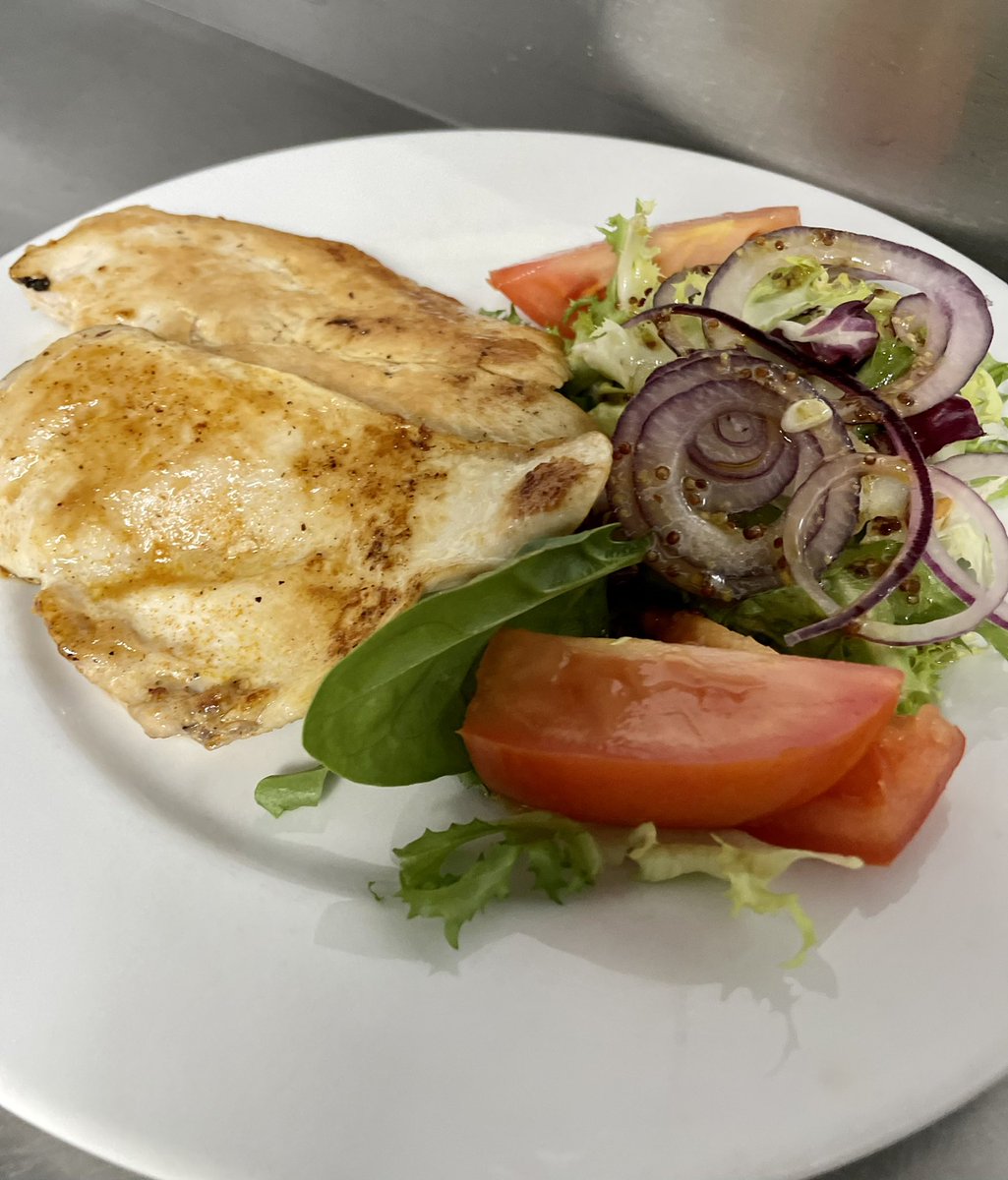 Broker_madrid's tweet photo. El menú de Broker siempre tiene dos opciones de carnes a la brasa y otras dos opciones compatibles con dieta baja en calorías. reserva https://t.co/gzMN2cNcQM https://t.co/41vxBsGEJ2