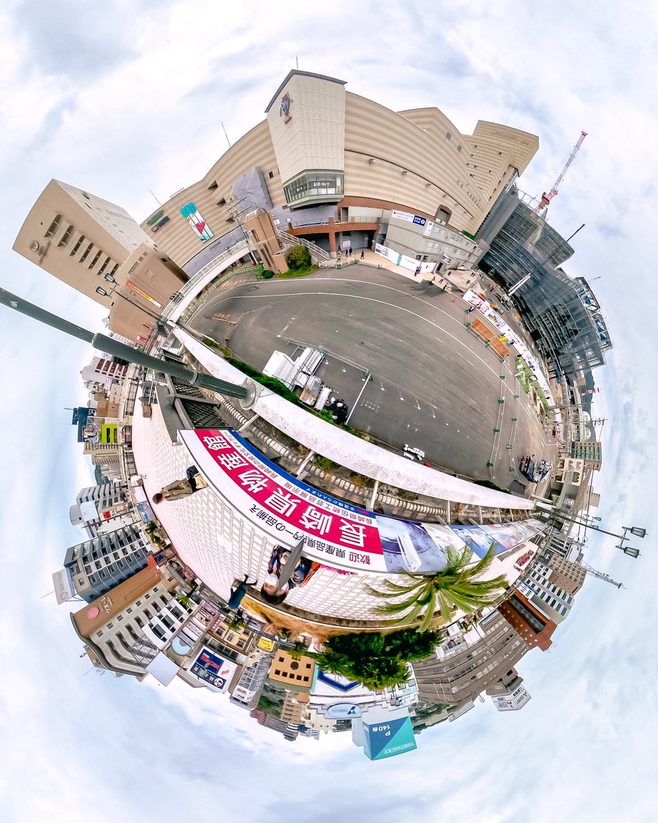 #西九州新幹線 の開業で移設された #長崎駅 。旧駅舎があった場所は解体され、再開発工事の真っ只中でした。撮影した駅前高架広場も来年春から解体され、2025年度には駅周辺の再整備が完成する予定です。 #theta360 #360photography #tinyplanet #panophotos #pano #lifein360 instagram.com/p/CnaoIVvyjGc/…