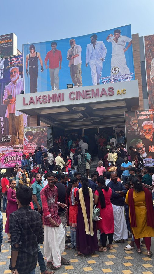 TFC_mass's tweet photo. This is Called As " Kudumbangal Kondadum VETRI " 🔥😎🎉🎉

#Thunivu #AK #Ajithkumar 🔥😎 https://t.co/mtL3MBlim8