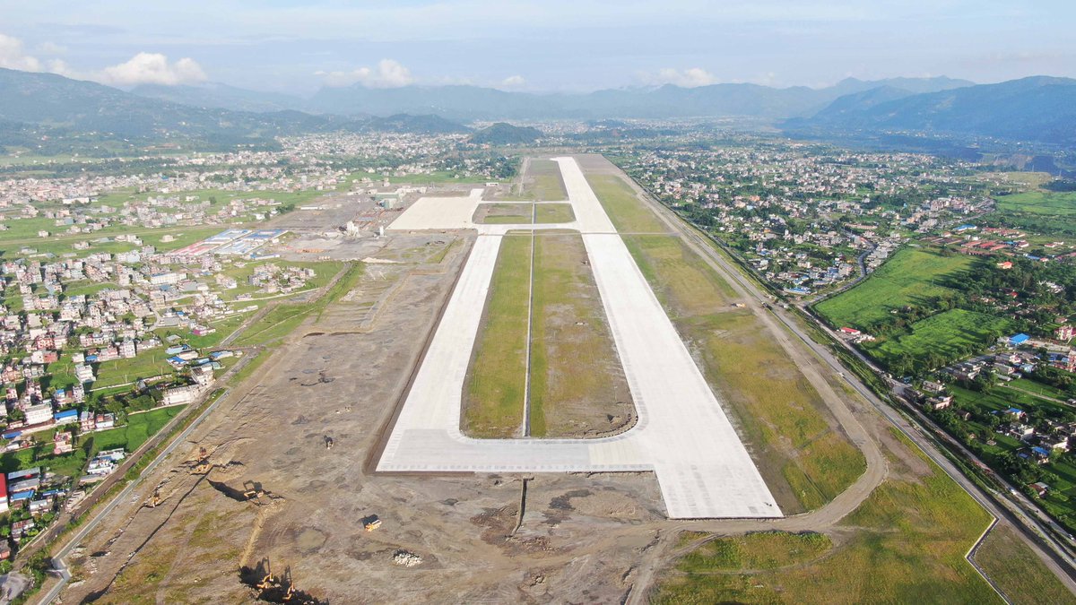 Grave acidente ocorrido há pouco com um avião ATR72 em aproximação à pista de Pokhara, Nepal. Condições meteo parecem boas. Imagem sugere perda de controle. Aeroporto está situado a 872 metros de altitude o que por si só não é problema. Preocupação com passageiros e tripulantes