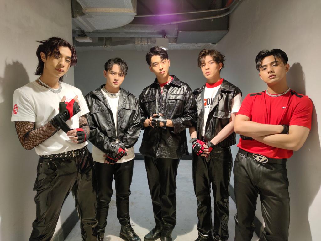 gracia29th's tweet photo. Excited as  always sa performance nyo sana daming mahatak na bagong ACEs Batangas hehe gudlack boys 

ALA EH BGYO
#BGYOxBbLungsodNgBatangas

#BGYO @bgyo_ph https://t.co/k3E4UmvDxQ