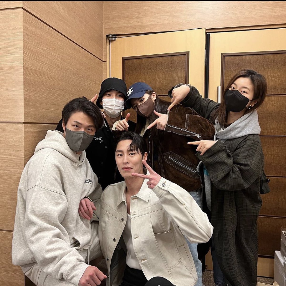 AlchemyOfSoulsS2 cast supporting LeeJaeWook is the most cutest thing ever. We stan such besties ❤