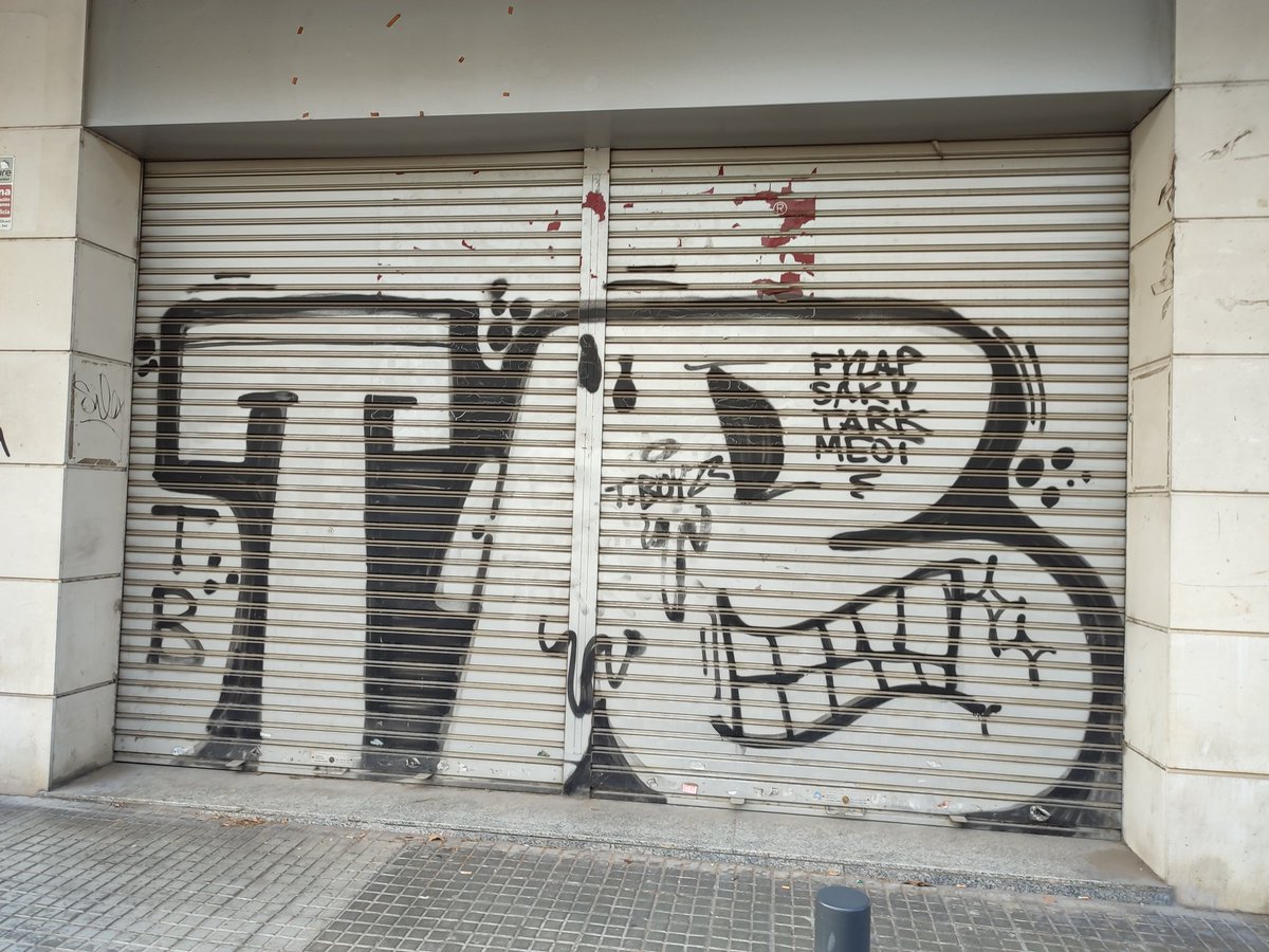 TeresaFisasOlle's tweet photo. Us sembla normal que el carrer on visc, Amadeu Vives, de Molins de Rei,de punta a punta estigui així? Quasi totes les pintades es van fer amb dos nits.
Jo, doncs trec el calers per repintar la meva façana? https://t.co/0eLyMHt2W4