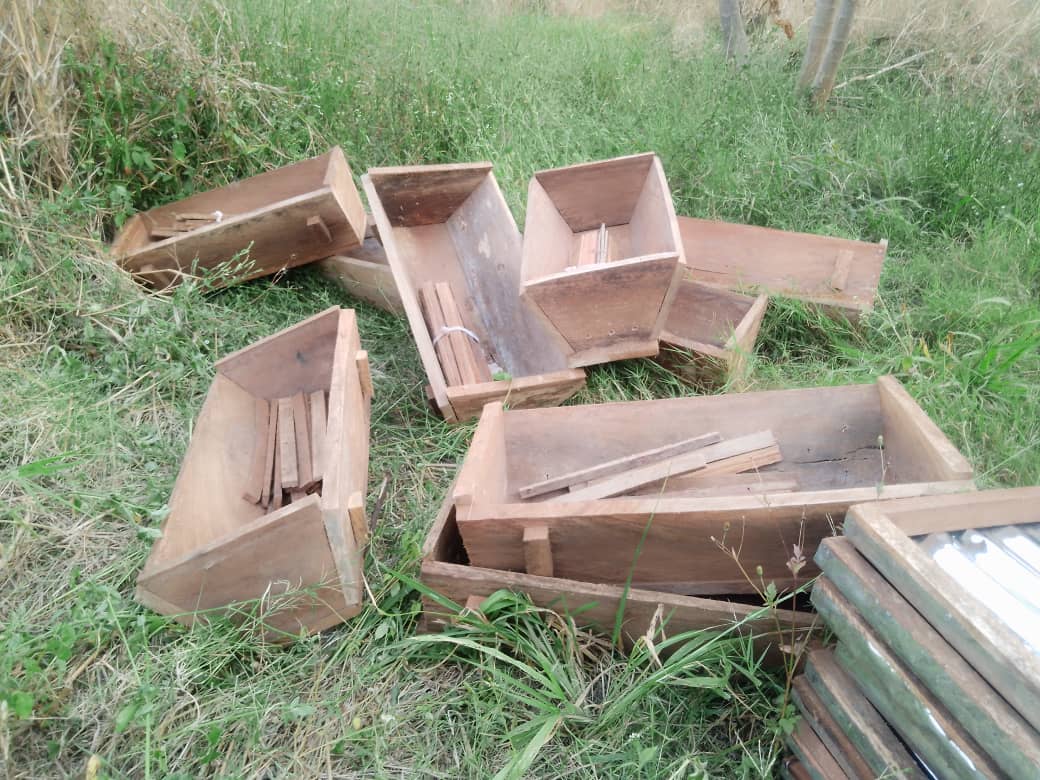 SetlinkFinance's tweet image. We have installed our 100 beehives today as beginning of the project of MUGWO HONEY.

The installed Beehive&apos;s is a Demonstration Farm for training farmers on how to do beekeeping.