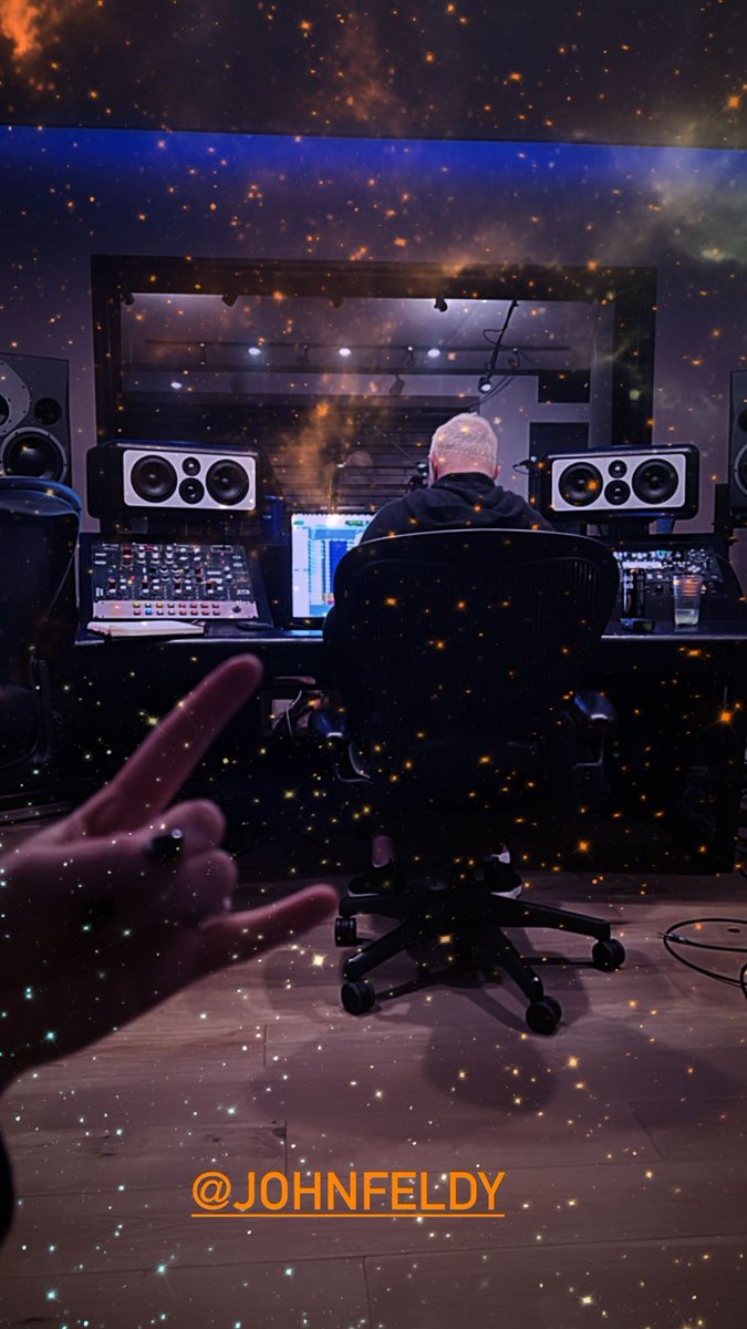 AvrilTribe's tweet photo. Avril Lavigne is in the studio with Gayle, Travis Barker and John Feldmann
#AvrilLavigne #Gayle #TravisBarker #JohnFeldmann #AL8 https://t.co/5B0jHKOdBr