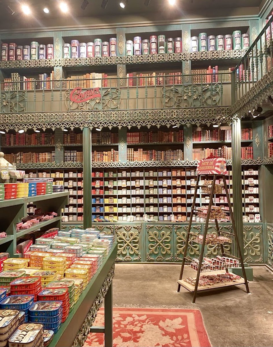 My_Lolita__'s tweet photo. Comur parece una librería llena de libros empastados coloridos pero al acercarse te das cuenta que son conservas de pescados y marisco.
Sabe a cuento y diseño como casi todo al pasear por las calle de Lisboa ❤️
Comur, Lisboa ‘23 #lisboa #portugal #comur #algarve #Dakar2023 https://t.co/kf60plPJks
