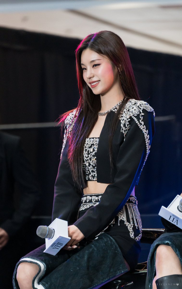 ashlikesnow189's tweet photo. CHECKMATE IN MANILA HANGOVER 

23.01.13 ITZY YEJI in ITZY PRESS EVENT @ Glorietta 

@ITZYofficial

#ITZY #MIDZY #ITZY_WORLD_TOUR #ITZYinManila 
#CHECKMATE_IN_MANILA #ITZYliveinGlorietta #YEJI 
#예지 #ITZY_YEJI https://t.co/v2U7yS21jG
