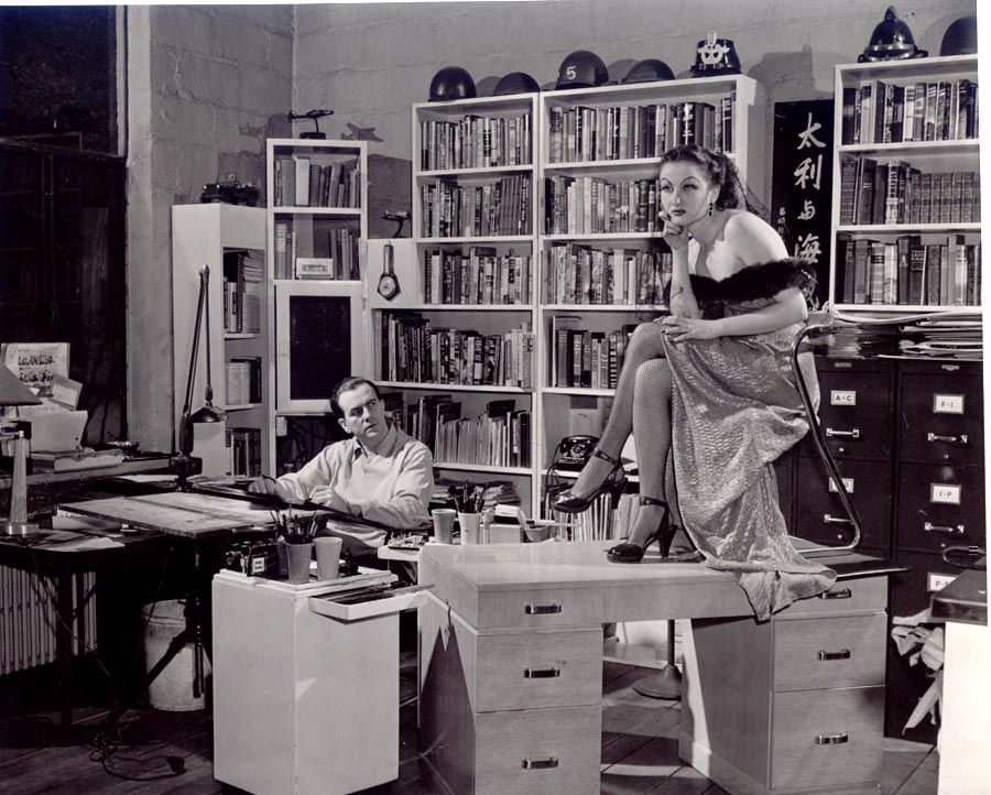 Milton Caniff en su estudio de New York, 1940