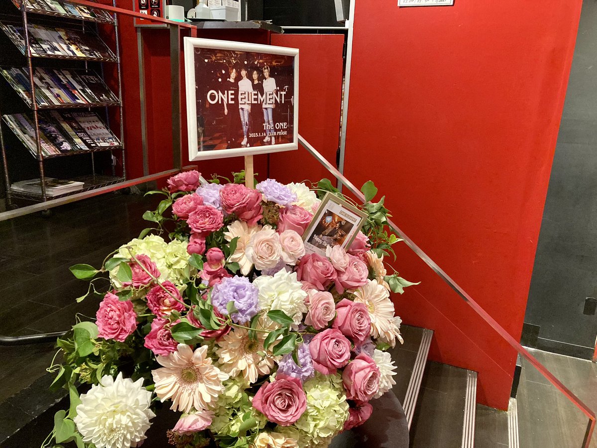 aki_1021_'s tweet photo. 毎年のライブはじめONE ELEMENTライブのお手伝いでした。ライブ見入っちゃいましたね〜
差し入れもありがとうございました😊
#ONEELEMENT
#高井淳
#ありがとうございました https://t.co/xWvRheCGFe