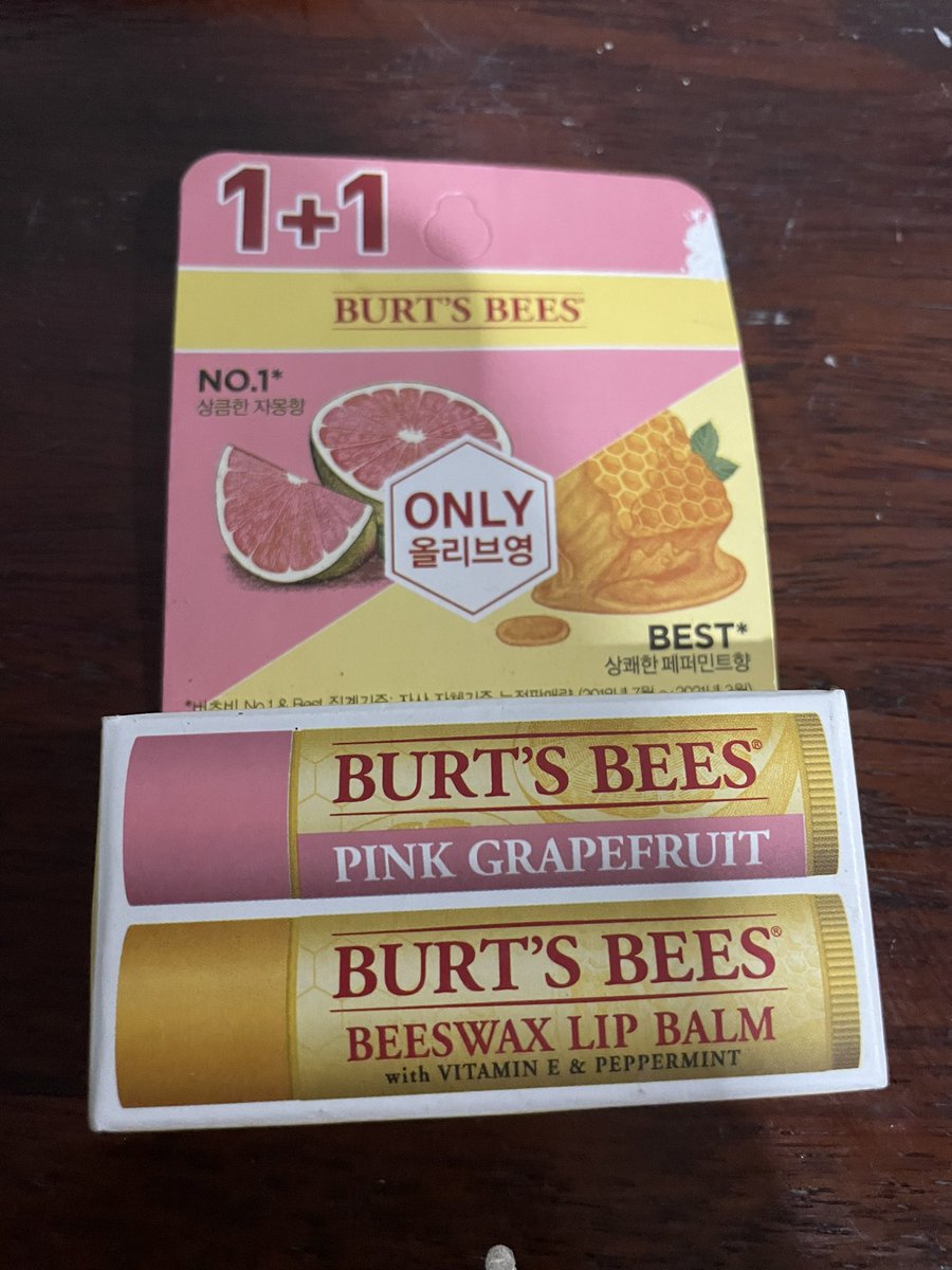 dunggee's tweet photo. Burt’s bees lip  1+1
pink grapefruit + beeswax lip balm
ลิปบาล์ม บำรุงปาก ช่วยเพิ่มความชุ่มชื้นให้ริมฝีปาก 

เซ็ตละ 219 บาทรวมส่งไปรษณีย์ไทย 

 #ลิปบาล์ม #burtbee #หน้าหนาว #ปากแตก #ลิปสติก #ส่งต่อสกินแคร์ #HowtoPerfect https://t.co/WQD8jHuYFk