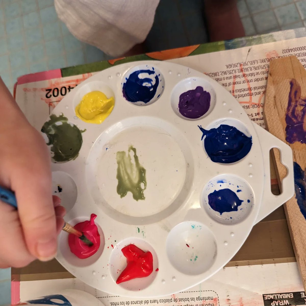 Botany_nerd's tweet photo. Morning Table: Mixing Colors!
Do you like to paint?
Our 3 year old does.
Today she is painting her boat.
#WeAreProblemSolvers #art #earlychildhoodeducation
Our Primary Colors are 1, 2, 3.
Here is a link to a song that we sing as we mix.
https://t.co/WGOJfrpRcn https://t.co/pHXrIrlabL
