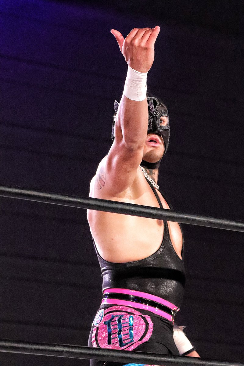 LuchaChichan666's tweet photo. 日本語のタトゥー✨なんだか嬉しい!コスチュームにも漢字が💓
Lucha wikiによると彼のニックネームの一つは
"El Kamikase Aéreo"だそうです。
G RUMBLE
Septimo Dragonさん💓
23.1.8.EDION Arena Osaka
#セプティモ・ドラゴン
#SeptimoDragon #ReydelAire #Guanajuato #Mexico #GLEAT #プロレス https://t.co/1M079MLQH5