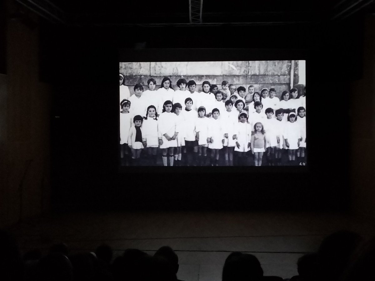 xcgcampo's tweet photo. #Redondela Asistimos á presentación do documental sobre a parroquia de #OViso. Recolle a testemuña dos e das que loitaban coa terra e co mar para sacar adiante aos seus e ás súas. Polo medio do camiño as festas,as celebracións, a historia. https://t.co/JIzD0mvOqM