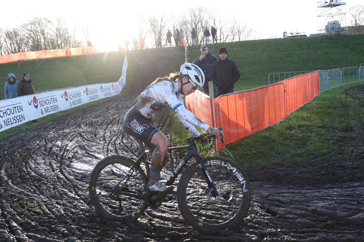 How’s your day? #nkveldrijden #mudfest #laurenmolengraaf @tormanscross