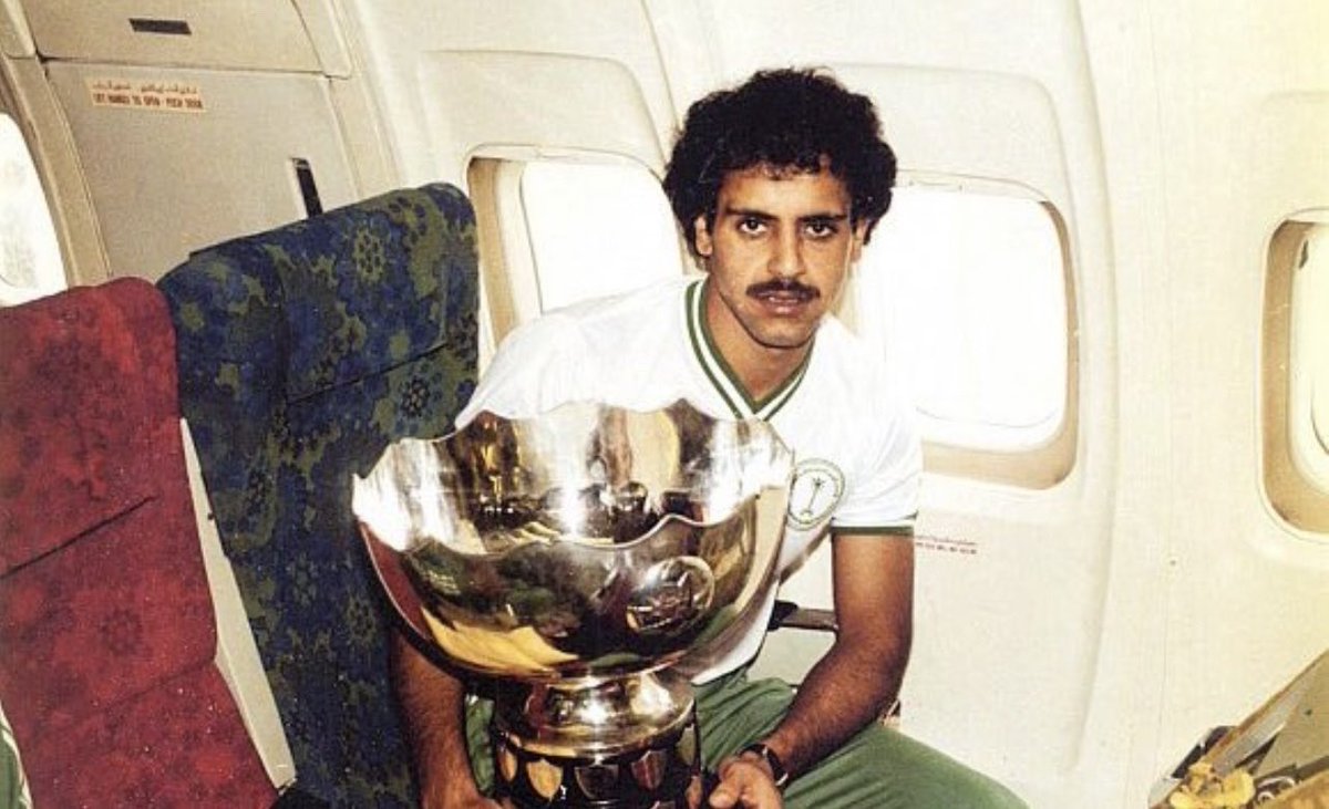 AJELNEWS24's tweet photo. وفاة لاعب المنتخب السعودي السابق الكابتن " شايع النفيسة " -رحمه الله- صاحب الهدف الشهير في مرمى الصين في نهائي كأس آسيا 1984م ،  والذي بفضله بعد الله ؛ ساهم في تحقيق أول لقب آسيوي في تاريخ كرة القدم السعودية.
- https://t.co/m39IuKZS57
